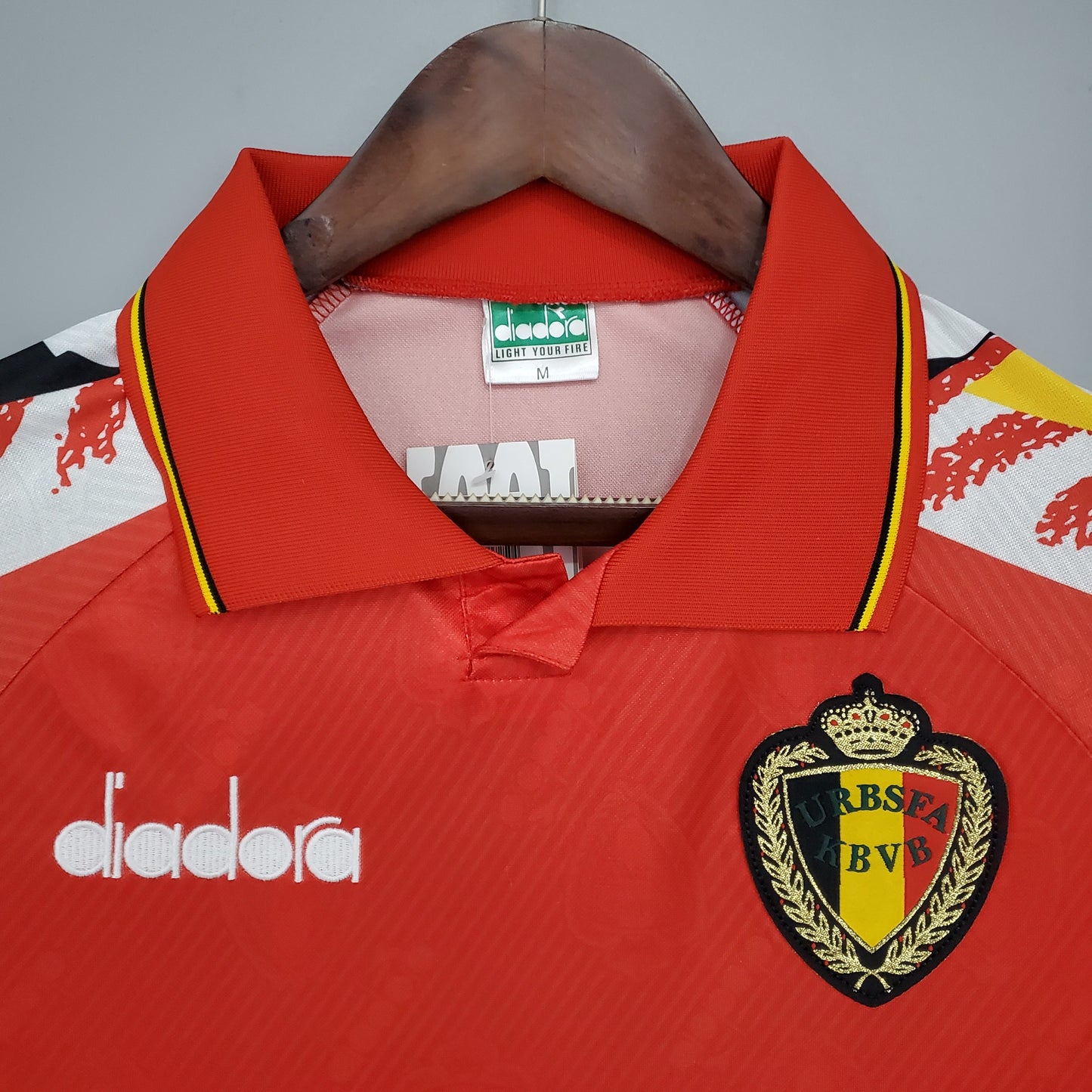 חולצת הרטרו של נבחרת בלגיה 1995 – דגם הבית